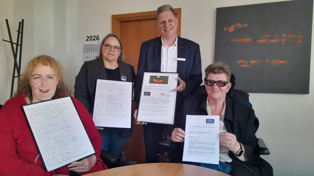 Übergabe des Gedenkblattes (v. li.): die beiden Sprecherinnen der Regiogruppe IV des Inklusionsrates, Christine Wagner und Andrea Truchel, Stadtrat Carsten Brokelmann und NIR-Sprecherin Monika Nölting | Foto: Hansestadt Stade