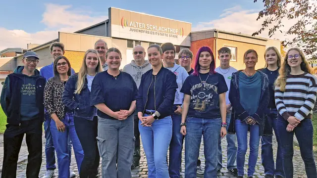 Das Team der Stader Stadtjugendpflege - hier vor der Jugendfreizeitstätte Alter Schlachthof - hält viele tolle Angebote bereit | Foto: Hansestadt Stade
