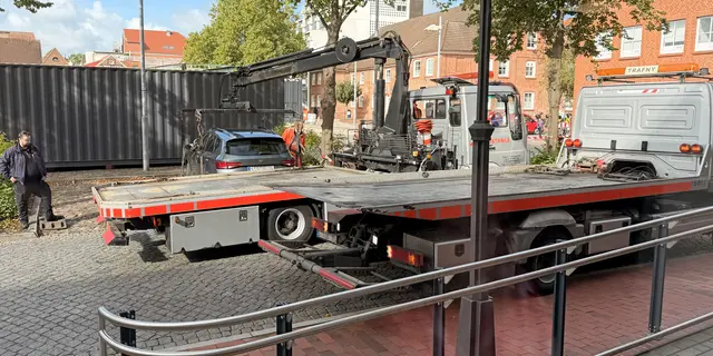 Zwei Abschlepper in Aktion. Parken ist rund um den Platz Am Sande in Stade derzeit verboten | Foto: mn