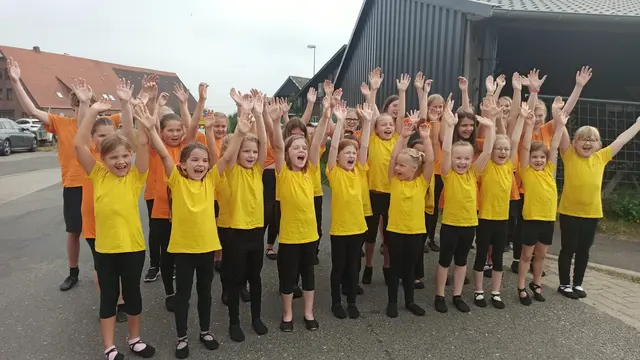 Junge Talente auf der Bühne: Gruppen der Musikschule Horneburg zeigen gemeinsam mit Nadine Sieben ihr Können in Tanz und Gesang | Foto: Nadine Sieben