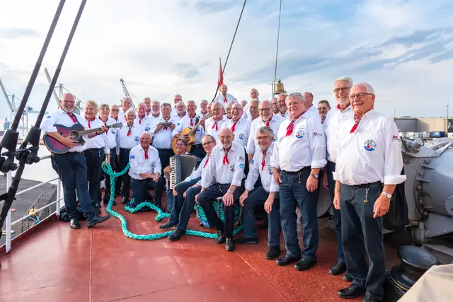 Maritime Klänge mitten in Horneburg: Der Altländer Shanty Chor bringt Lieder von Schiffen, Häfen und der Elbe auf die Bühne | Foto: Altländer Shanty Chor