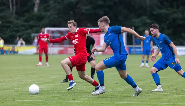 Er hat es wieder getan: Niklas Schulz (links) - hier in der vergangenen Saison gegen Victoria Hamburg - erzielte per Freistoß in den Winkel die vorübergehende 2:1-Führung in Harksheide | Foto: ks