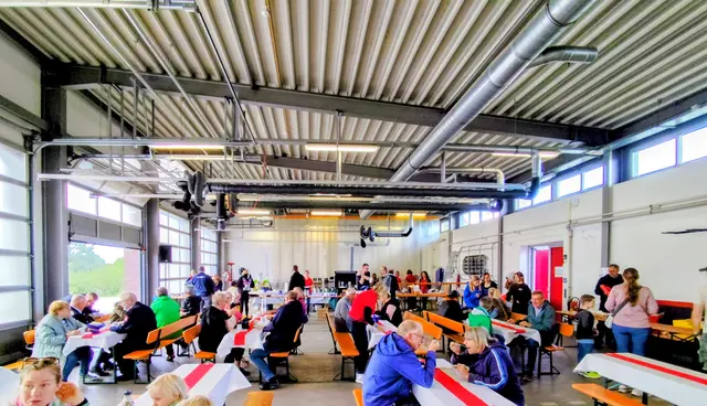 Volles Feuerwehrhaus. | Foto: Rüdiger Störtebecker
