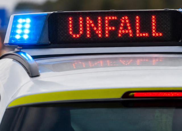Die junge Autofahrerin kam mit ihrem Pkw von der Straße ab und blieb an einer Hecke stehen | Foto: KI generiert