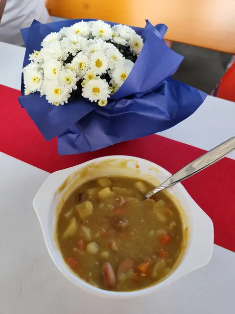 Auch einer der Hauptgründe für den Besuch auf der Verabstaltung,  die Erbsensuppe. | Foto: Rüdiger Störtebecker
