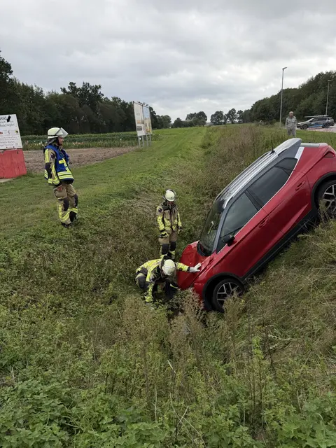 Das Fahrzeug rutschte über einen Kantstein und landete in einem Graben, der aber nur wenig Wasser führte | Foto: Feuerwehren der SG Elbmarsch