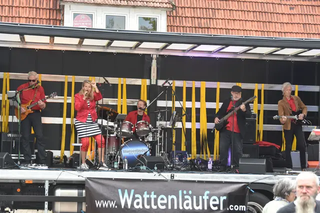 Die Plattrockband "Wattenläufer" sorgte für Ohrenschmaus auf der "Genussmeile" bei der Sparkasse | Foto: ce