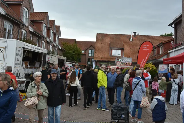 Viele Besucher nutzten die "Genussmeile" zum geselligen Klönschnack | Foto: ce