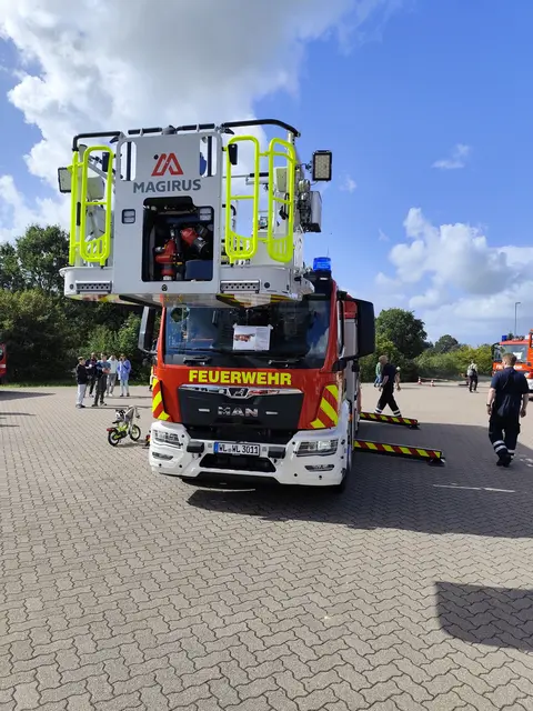 Die neue Drehleiter der Winsener Feuerwehr | Foto: Rüdiger Störtebecker