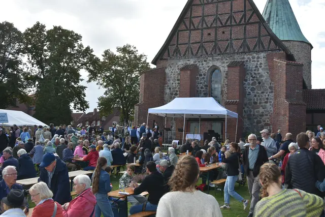Rund um die Salzhäuser St.-Johannis-Kirche herrschten einmal mehr buntes Treiben und reger Besucherandrang | Foto: ce