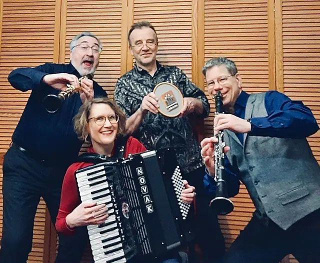 Foto: "Mehr denn je..."
Pure Lebensfreude versprüht die Hamburger Band "Mehr denn je..." am Sonntagnachmittag, den 27. September 2026,  im Kulturforum Buxtehude. | Foto:  „Mehr denn je…“