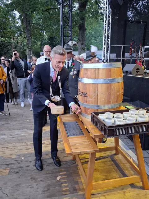 Professionell stach Buchholz' Bürgermeister Jan-Hendrick Röhse das erste Bierfass an | Foto: André Welle