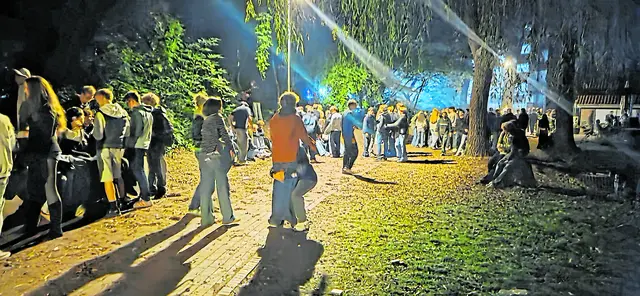 Viele Jugendliche versammelten sich nach dem Stadtfest im Rathauspark | Foto: André Welle