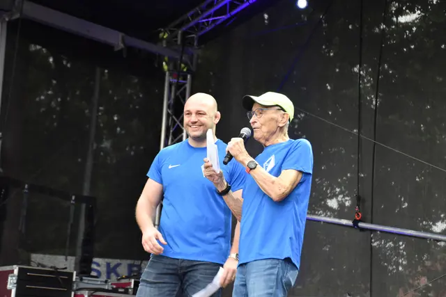 Alexander Hampfe (li.) und Arno Reglitzky von Blau-Weiss Buchholz stellten die auftretenden Sportgruppen vor | Foto: Axel-Holger Haase
