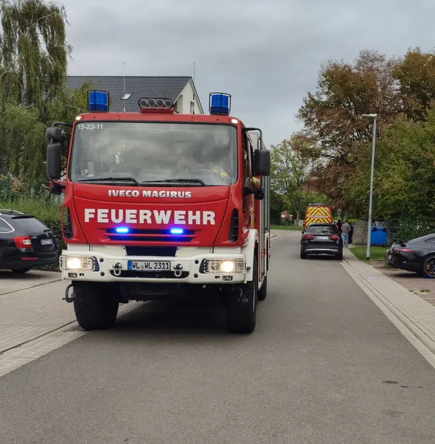 Das Tanklöschfahrzeug 16/25 und der Einsatzleitwagen im Hintergrund | Foto: LESTRU
