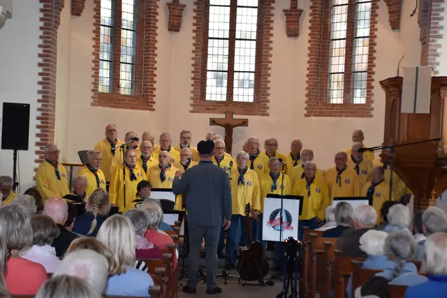 Der Heidjer-Shanty-Chor Buchholz sang in der St. Paulus-Kirche Shanty und Lieder von Meer und Matrosen | Foto: Axel-Holger Haase