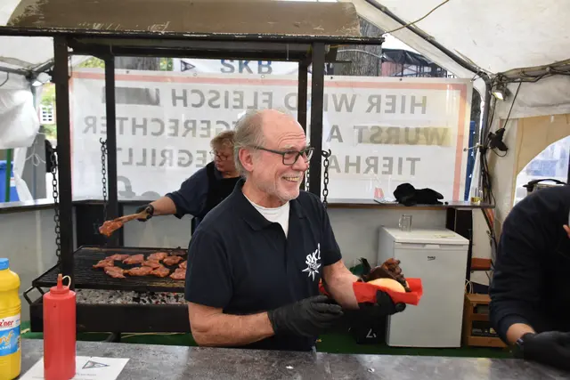 Heinz-Joachim Schmidt verkaufte leckere Steaks am Stand der Segelkameradschaft Buchholz | Foto: Axel-Holger Haase