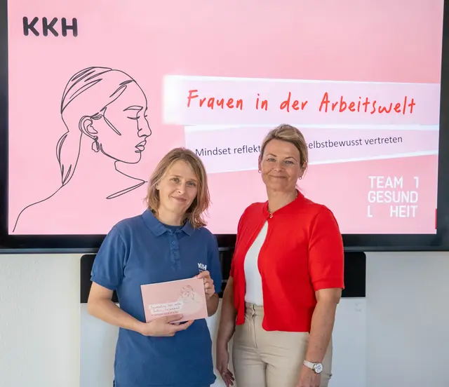 Lucie Schauer (Referentin, KKH) und Elfi Köhler-Fois (Fachbereichsleitung Pflege) | Foto: DRK-Kreisverband Harburg-Land