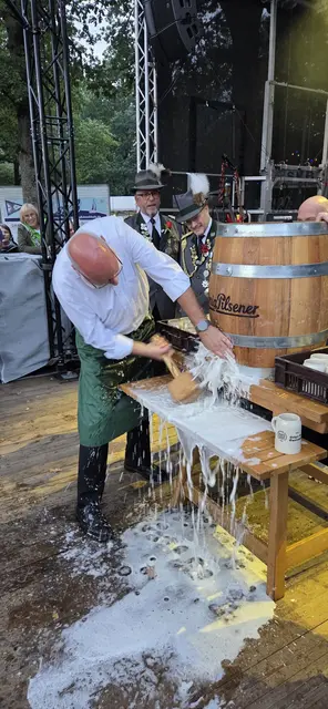 Huch - da geht etwas Bier daneben ... | Foto: André Welle