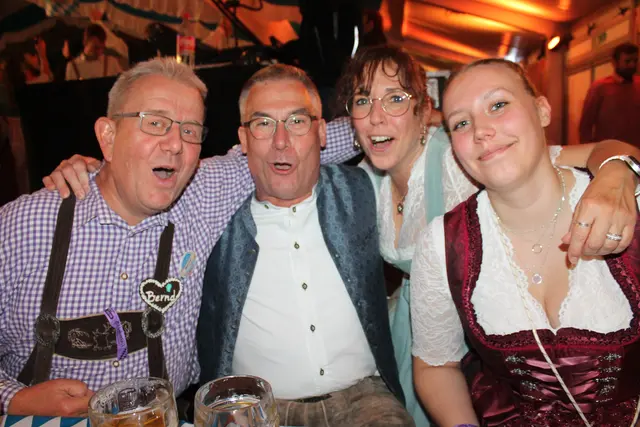 Wenn die Blasmusik spielt: Dann wird im Festzelt geschunkelt und kräftig mitgesungen | Foto: Bernd Meinke
