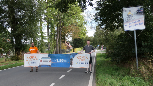 ADFC-Mitglieder machen mit einem Banner auf den einzuhaltenden Mindestabstand zwischen Autos und Radfahrern hin | Foto: Rüdiger Sellnick/ADFC