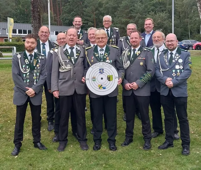 Stadtkönig Carsten Wölper (mit Scheibe) mit "seiner" Mannschaft der Schützenkameradschaft Luhdorf-Roydorf und Bürgermeister André Wiese (hi. re.) | Foto: Sabrina Peters