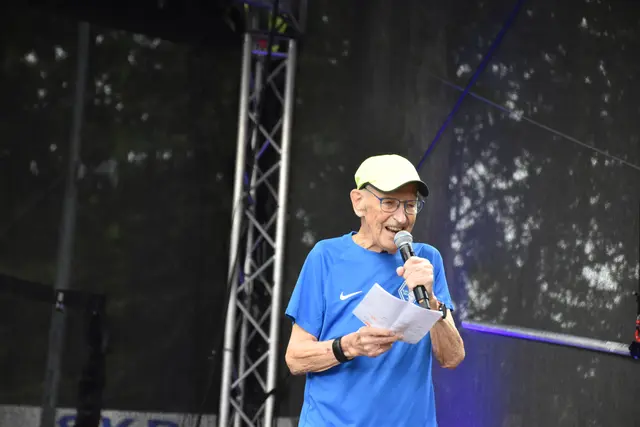 Arno Reglitzky von Blau-Weiss Buchholz moderierte den Sportnachmittag an | Foto: Axel-Holger Haase
