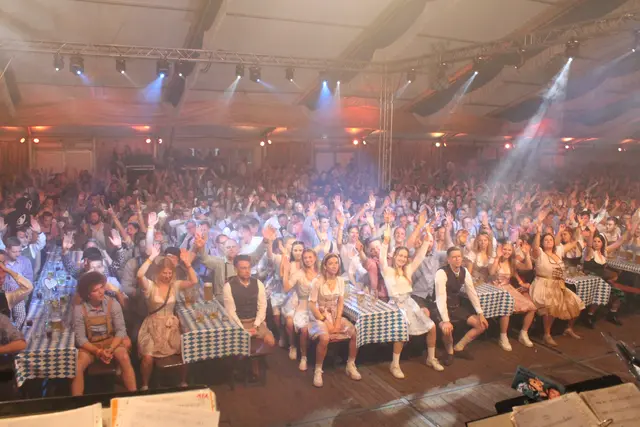 Feiern wie auf der Wiesn: Wenn die Musik spielt und die Maßkrüge gehoben werden, hält es viele Gäste nicht lange auf den Bänken | Foto: Bernd Meinke