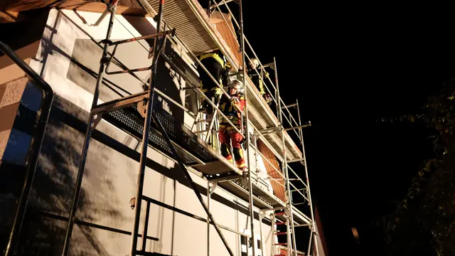 Die Feuerwehrleute waren auf dem Baugerüst im Einsatz | Foto:  Rolf Hillyer-Funke/Feuerwehren SG Oldendorf-Himmelpforten
