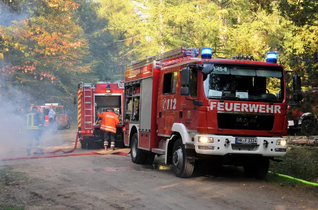 So wie auf diesem Bild von einer Übung der Kreisfeuerwehrbereitschaft  im Heidekreis im Jahr 2018 werden auch in Tostedt viele Feuerwehrfahrzeuge erwartet | Foto: Kreispressewart