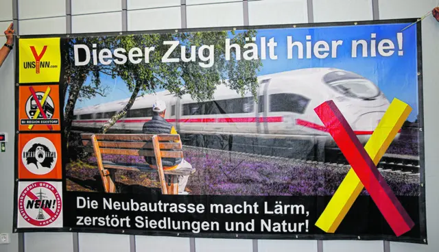 Protestplakat der Neubautrassen-Gegner: Im Landkreis Harburg wird kein Zug der ICE-Trasse halten | Foto: ts