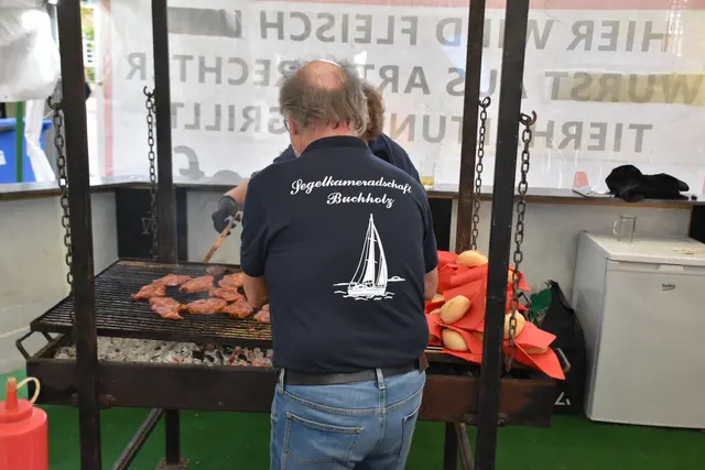 Alles frisch vom Grill am Stand der Segelkameradschaft Buchholz | Foto: Axel-Holger Haase
