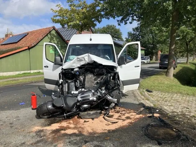 Die Unfallstelle mit dem Transporter und dem Motorrad | Foto: Polizei