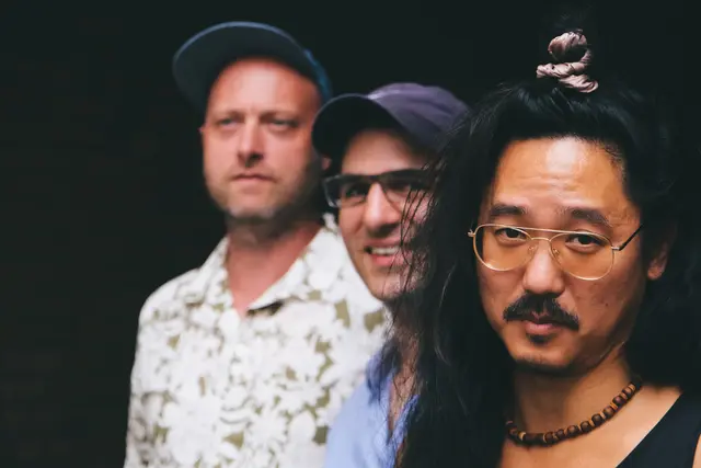 Drei alte Freunde: das Little Flower Trio rund um den Schlagzeuger und Komponisten Julian Erdem | Foto: Maline Zickow