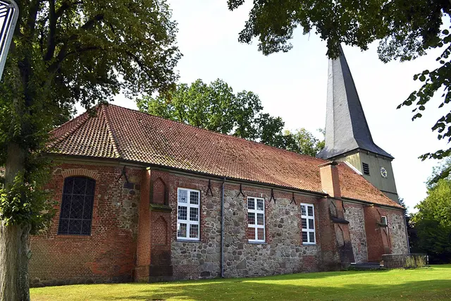 Die St.-Andreas-Kirche Hollenstedt wird nun auch Radwegekirche | Foto: bim