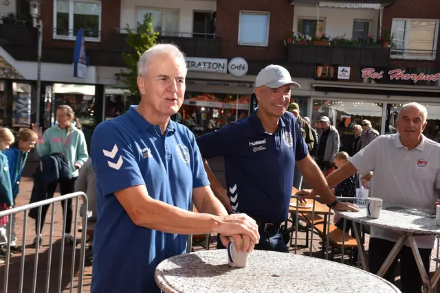 Hans Jürgen Lorenschat (li.), 1. Vorsitzender des Buchholzer FC, begrüßte die Sponsoren am Sonntag zum Frühschoppen | Foto: Axel-Holger Haase