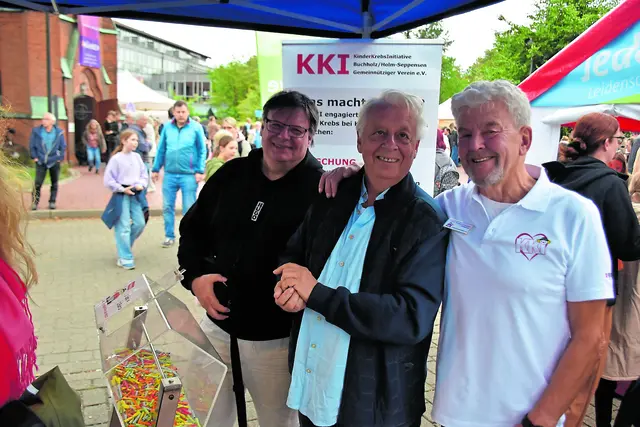 Lose, Lose und nachmals Lose für einen gute Zweck am Stand der KinderKrebsInitiative Buchholz (KKI). Verkauft wurden sie von (v.li.): Uli Hapke, Jörg Popahl und Udo Pagenkämper  | Foto: Axel-Holger Haase
