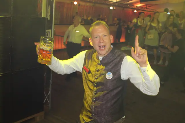 Zünftig und ausgelassen: Im Festzelt kommen Freunde bayerischer Festkultur voll auf ihre Kosten | Foto: Bernd Meinke