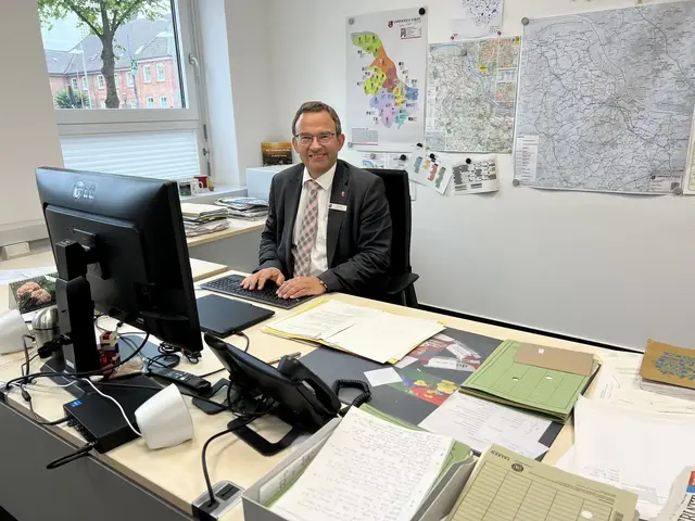 Thorsten Heinze bekleidet seit 2019 das Amt des Ersten Kreisrates. Der 61-Jährige wird im Oktober für eine zweite Amtszeit bis 2035 gewählt | Foto: Daniel Beneke/Landkreis Stade