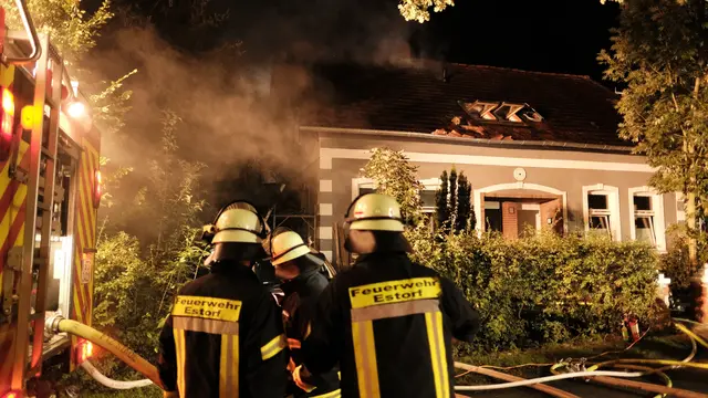 Das Feuer in dem Estorfer Wohnhaus breitete sich von der Küche bis unters Dach aus | Foto:  Rolf Hillyer-Funke/Feuerwehren SG Oldendorf-Himmelpforten