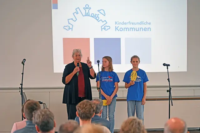 Die Gründerin des Vereins Kinderfreundliche Kommunen, Dr. Heide-Rose Brückner, stellt zusammen mit Chorkindern die Bedeutung des vom Kreistag des Landkreises Stade beschlossenen Aktionsplans heraus | Foto: Landkreis Stade / Daniel Beneke