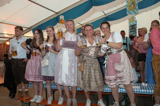 O’zapft is in Revenahe-Kammerbusch: Beim Oktoberfest sorgen Dirndl, Lederhosen, Musik und volle Maßkrüge für beste Stimmung | Foto: Bernd Meinke