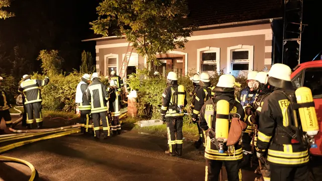 Rund 90 Feuerwehrkräfte waren am Sonntagabend vor Ort | Foto:  Rolf Hillyer-Funke/Feuerwehren SG Oldendorf-Himmelpforten