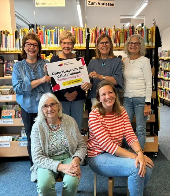 Strahlende Mitglieder des Bücherei-Fördervereins (hinten, v. li): Michaela Juulsgaard, Jutta Dülsen, Büchereileiterin Nicole Scheibel und Susi Orth sowie (vorne, v. li.): Sabine Waller und Nina Rhodes | Foto: Nicole Scheibel