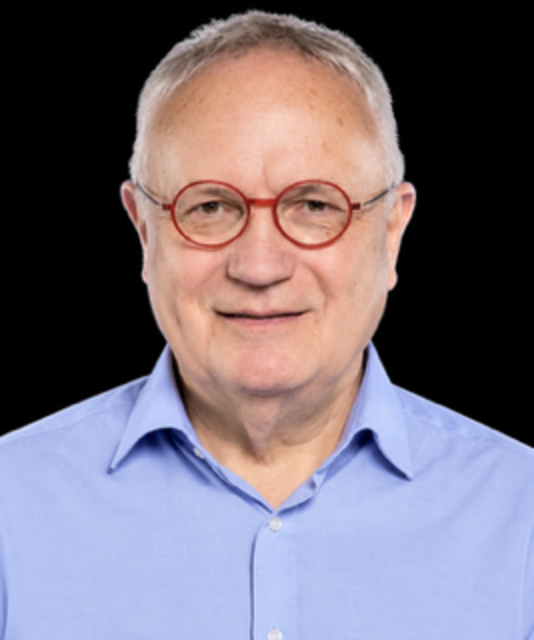 Henning Lühr ist Mitautor und stellt sein Buch im Marstall vor | Foto: Museum im Marstall