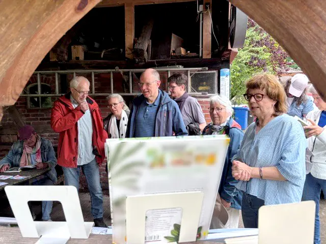Michaela Juulsgaard (re.) vom Förderverein mit Gästen bei der Fördervereins-Veranstaltung „Literarische Kostbarkeiten im Garten“