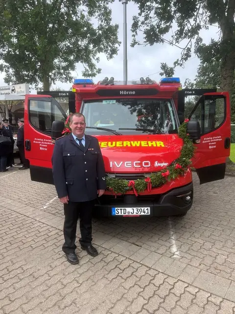 Ortsbrandmeister Jochen Bull vor dem neuen Fahrzeug | Foto: Egon Viemann