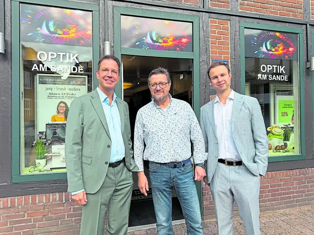 Optiker-Bode-Geschäftsführer Carsten Bode mit Peter Placzek und John Bode | Foto: Optiker Bode