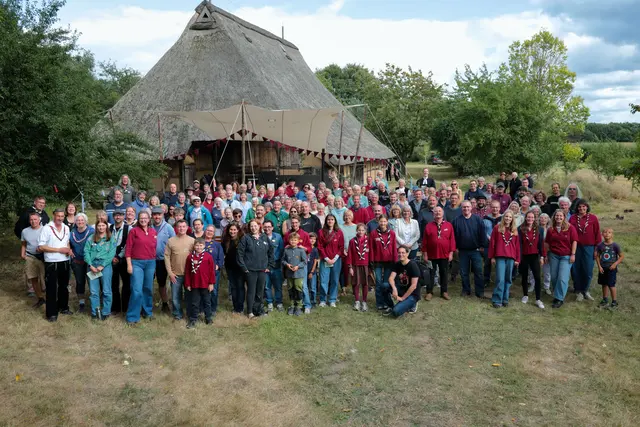 Gruppenbild mit Gästen und Gastgebern vor der Feldscheune auf dem Gelände des Tyrker-Bundeszentrums  | Foto: Alexander Meyer-Cieslewicz
