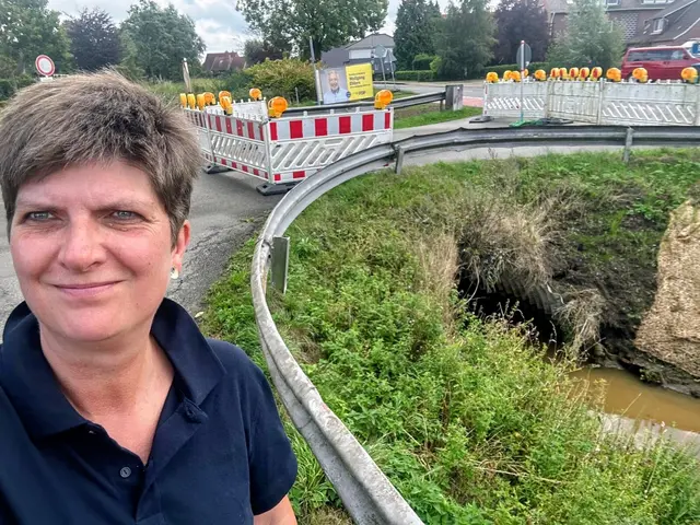 Hilke Ehlers ärgert sich darüber, dass die "Brücke" über die Bützflether Moorwegwettern seit zwei Jahren gesperrt ist und nichts passiert | Foto: he